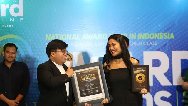 Desainer Migi Rihasalay mendapatkan penghargaan dari Indonesia Awards Magazine