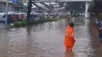 Situasi di Jl R. Suprapto Cempaka Putih Jakarta Pusat ketinggian air di jalur lambat +/= 40-50 cm, untuk kendaraan dialihkan melalui jalur cepat. (Dok TMC Polda Metro Jaya).