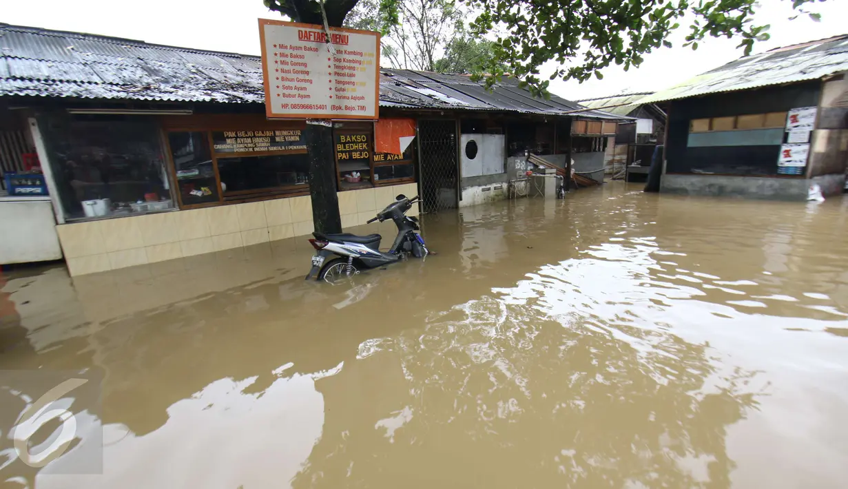 Sebuah kendaraan terjebak banjir di jalan Merpati Raya kota,Tangerang Selatan, Selasa (21/2). Intensitas curah hujan yang tinggi di sertai buruknya Drainase menyebabkan banjir 50-100 cm di kawasan tersebut. (Liputan6.com/Helmi Afandi)