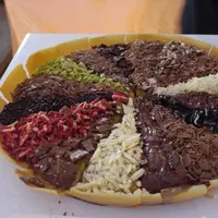 Gubuk Markoba termasuk yang paling ramai didatangi para tamu undangan pernikahan Gibran-Selvi. (Herman Zakharia/Liputan6.com)