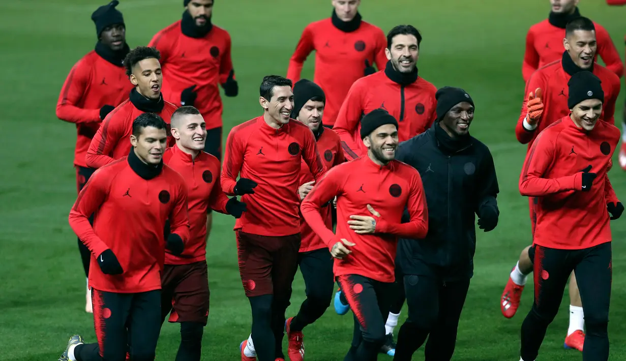 Para pemain Paris Saint Germain berlari saat sesi latihan di Old Trafford, Manchester, Inggris, Senin (11/2). PSG akan menghadapi Manchester United (MU) pada 16 besar Liga Champions. (Martin Rickett/PA via AP)