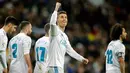 Cristiano Ronaldo menyapa penggemar usai mencetak gol ketiganya saat melawan Girona dalam pertandingan La Liga Spanyol di stadion Santiago Bernabeu di Madrid (18/3). (AP Photo / Paul White)