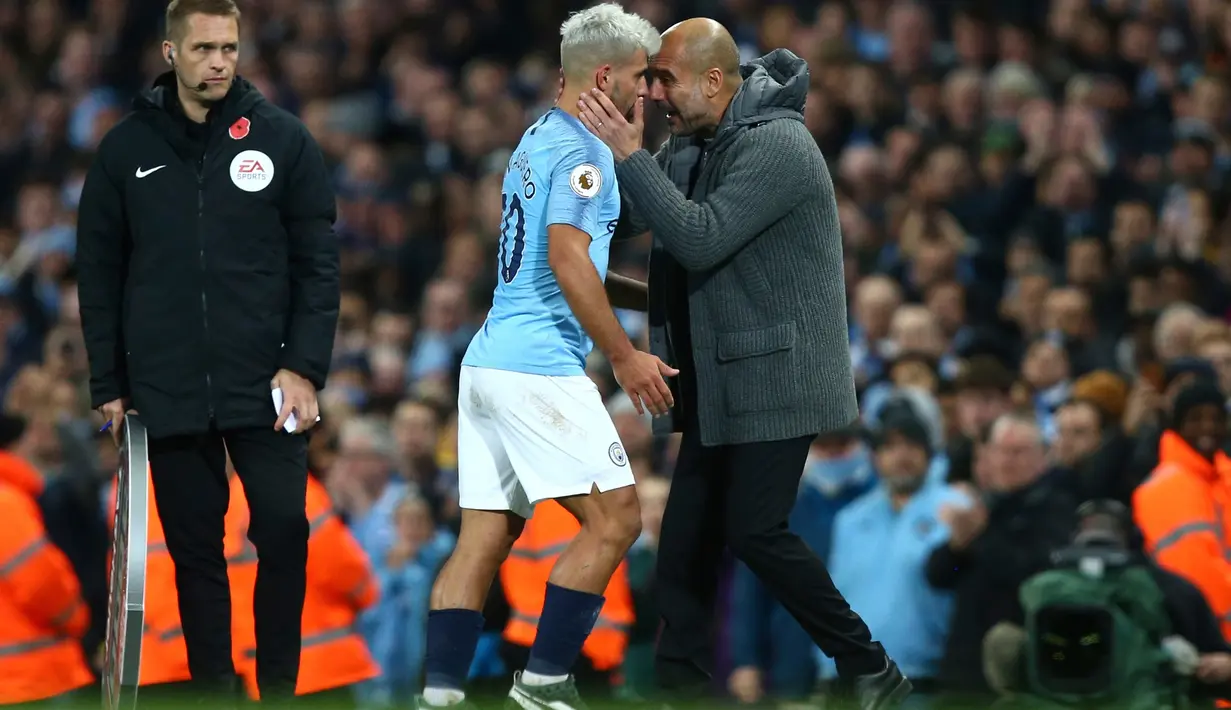 Striker Manchester City, Sergio Aguero saat digantikan pelatih Pep Guardiola saat bertanding melawan MU pada lanjutan Liga Inggrid di stadion Etihad, Manchester (11/11). Aguero tampil beda dengan gaya rambut di cat pirang. (AP Photo/Dave Thompson)