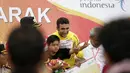 Amir Kolahdouz, Pebalap Iran dari Tim Pishgaman berfoto bersama fans usai menjuarai  etape ke-4 Tour de Singkarak, Agam, Sumatera Barart. (Bola.com/NIcklas Hanoatubun)