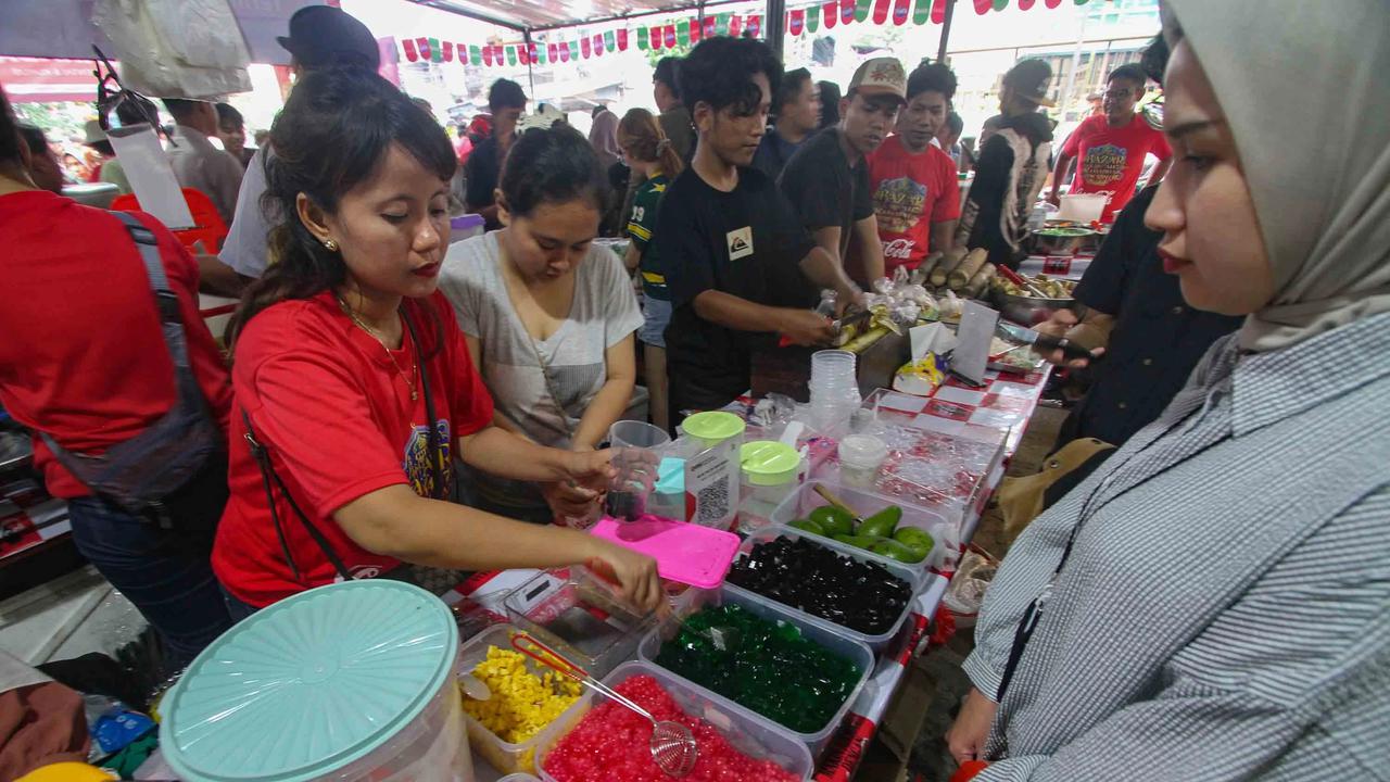FOTO: Pasar Takjil Benhil Jadi Magnet Warga Berburu Menu Berbuka