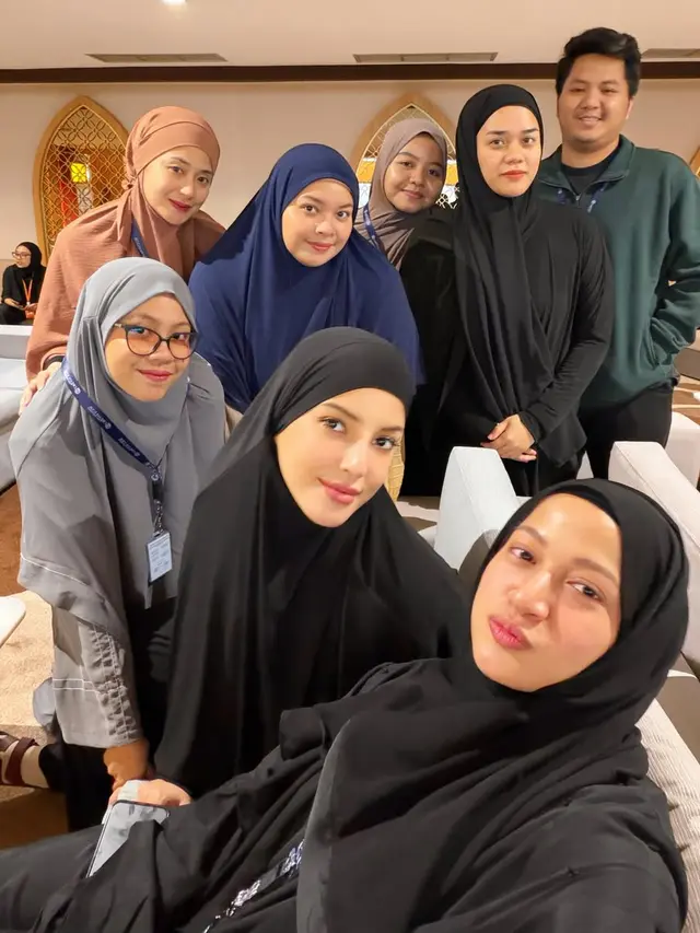 Potret Tasya Farasya Berangkat Umrah di Penghujung 2025, Tampil Anggun dengan Hijab dan Busana Serba Hitam