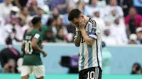 Lionel Messi terlihat kecewa setelah Argentina kalah 1-2 dari Arab Saudi pada pertandingan pembuka Grup C Piala Dunia 2022 Qatar di&nbsp;Lusail Iconic Stadium, Lusail, Qatar, Selasa, 22 November 2022. (AP Photo / Natacha Pisarenko)