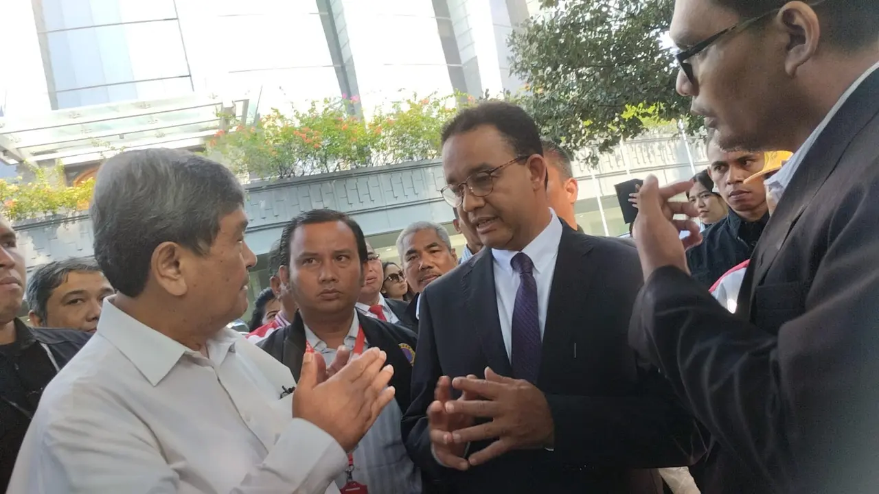 Capres nomor urut satu Anies Baswedan menyambangi Gereja Bethel Indonesia (GBI) Mawar Saron, Kelapa Gading, Jakarta Utara, Kamis (30/11/2023).