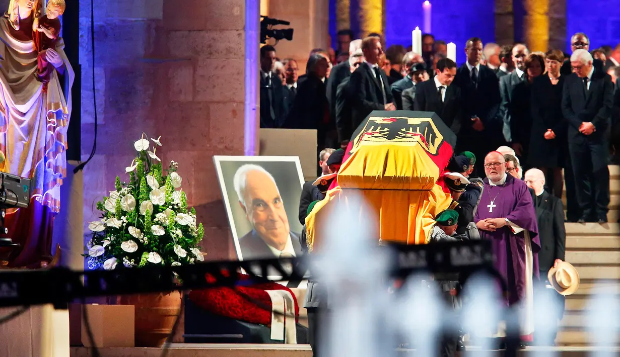 Prosesi upacara pemakaman mantan Kanselir Jerman Helmut Kohl yang dilakukan di katedral Speyer, Jerman (1/7). Helmut Kohl meninggal dunia pada usia 87 tahun. (AP Photo / Michael Probst )