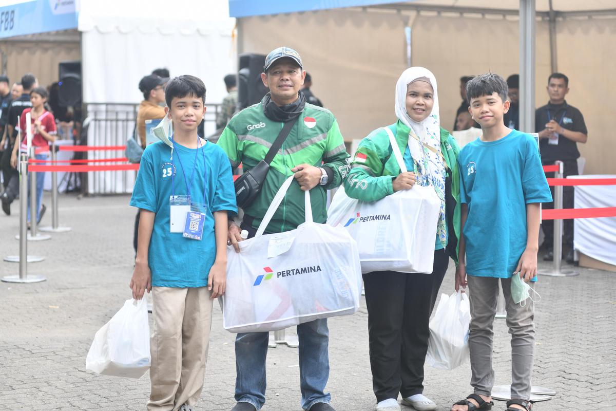 Pertamina Berikan Bantuan Seragam dan Peralatan Sekolah untuk Anak Tukang Ojek