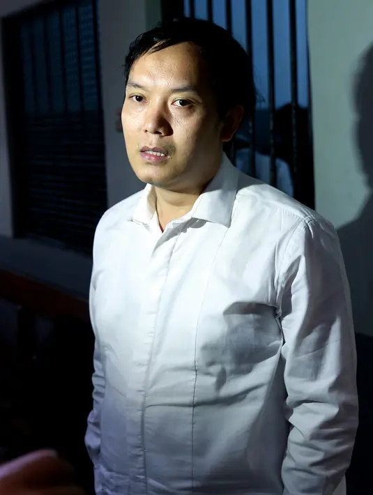 Ia juga terus menggerutu dan mempertanyakan sisi kemanusiaan dari para pewarta yang ingin mengabadikan dirinya, 'Kalian juga manusia kan?' tegas Hengki. (Wimbarsana Kewas/Bintang.com)