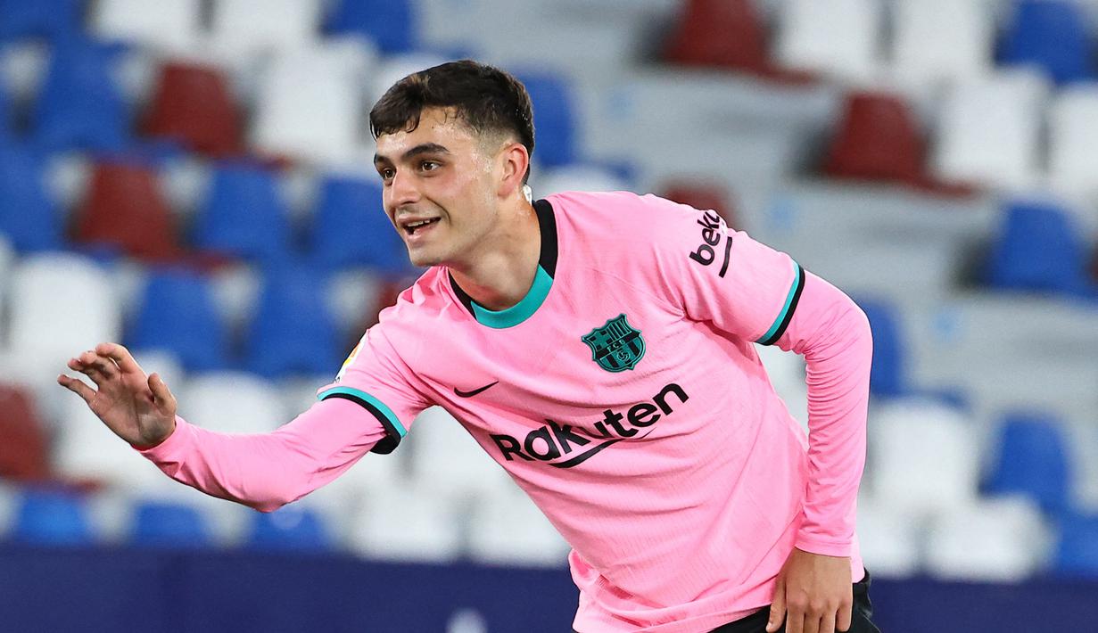 Pedri - Pemain berusia 18 tahun ini telah mencuri perhatian jagad sepak bola dunia dengan aksi-aksi menawannya di lapangan. Pedri merupakan pemain yang selalu menjadi andalan dan tak tergantikan baik di Barca maupun Timnas Spanyol. (AFP/Jose Jordan)