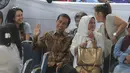Capres nomor urut dua tersebut (kiri) didampingi istri, Iriana Joko Widodo menunggu panggilan panitia di TPS 18, Menteng, Jakarta, Rabu (9/7/14). (Liputan6.com/Herman Zakharia)