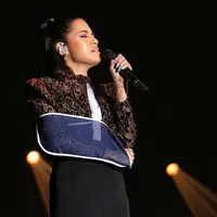 Meski harus kenakan arm sling, Cantika tetap tunjukkan penampilan apik di Java Jazz 2020. (Adrian Putra/Fimela.com)