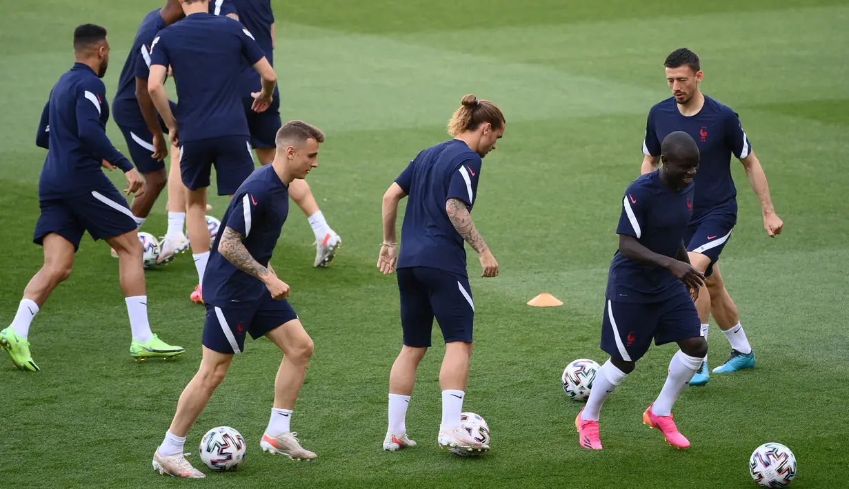 Para pemain Prancis mengikuti sesi latihan MD-1 di Stadion Hidegguti di Budapest, Selasa (22/6/2021). Prancis menghadapi Portugal pada laga Grup F Euro 2020 di Puskas Arena, Rabu (23/6/2021) atau Kamis dini hari WIB. (FRANCK FIFE / AFP)