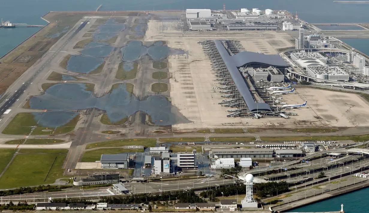 Bandara Internasional Kansai digenangi air laut yang dibawa topan Jebi di Osaka, Jepang barat, Rabu (5/9). Angin kencang juga membuat sebuah jembatan layang yang menjadi satu-satunya akses menuju Bandara Kansai rusak. (Hiroko Harima/Kyodo News via AP)