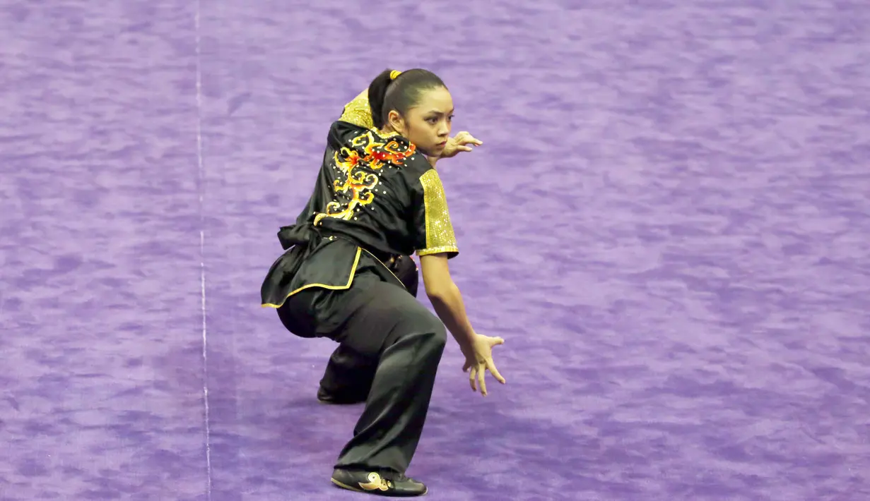 Atlet Wushu Indonesia, Juwita Niza saat beraksi, pada Kejuaraan Dunia Wushu 2015 di Istora Senayan, Jakarta, Minggu(15/11/2015). (Bola.com/Nicklas Hanoatubun)