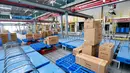 Robot otomatis mengangkut barang di gudang cerdas di kawasan industri logistik yang berada di Qingdao, Provinsi Shandong, China, 5 Agustus 2020. Gudang cerdas yang menggunakan robot, otomatisasi, dan teknologi kecerdasan buatan (AI) itu mulai beroperasi pada musim panas ini. (Xinhua/Liang Xiaopeng)