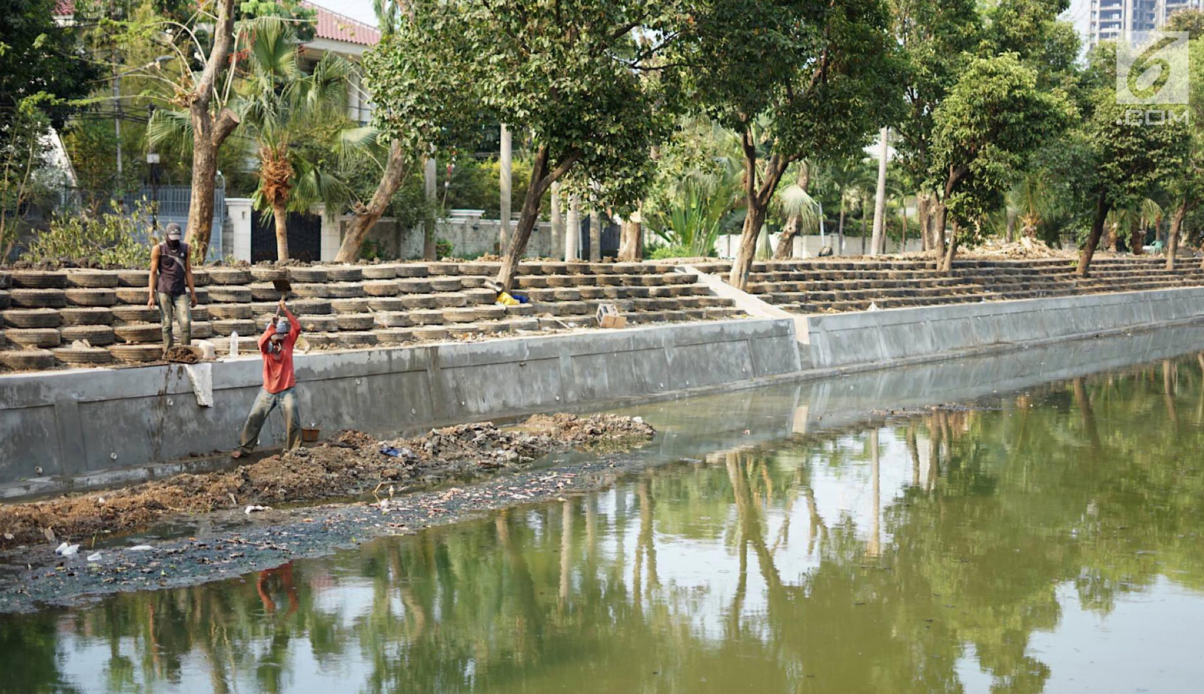 FOTO: 2400 Ban Bekas Jadi Material Pembuatan Turap di Kawasan Ancol