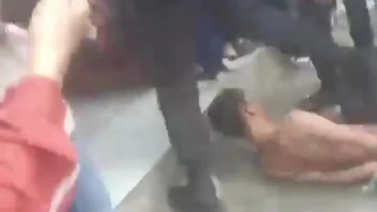 Viral Polisi Injak Kepala Terduga Pelaku Pencabulan di Pasar