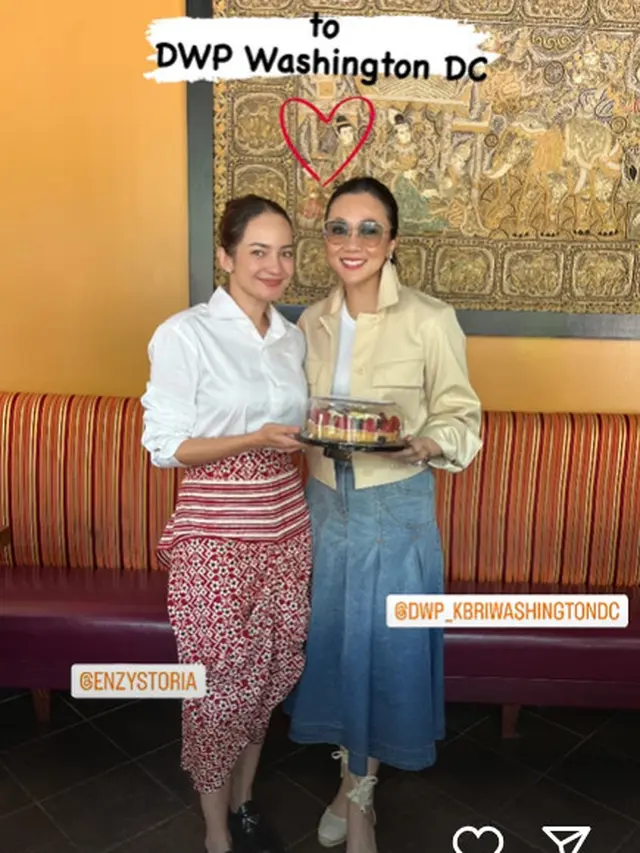 Gaya Semi Formal Enzy Storia yang Disambut Ibu-Ibu KBRI Washington DC