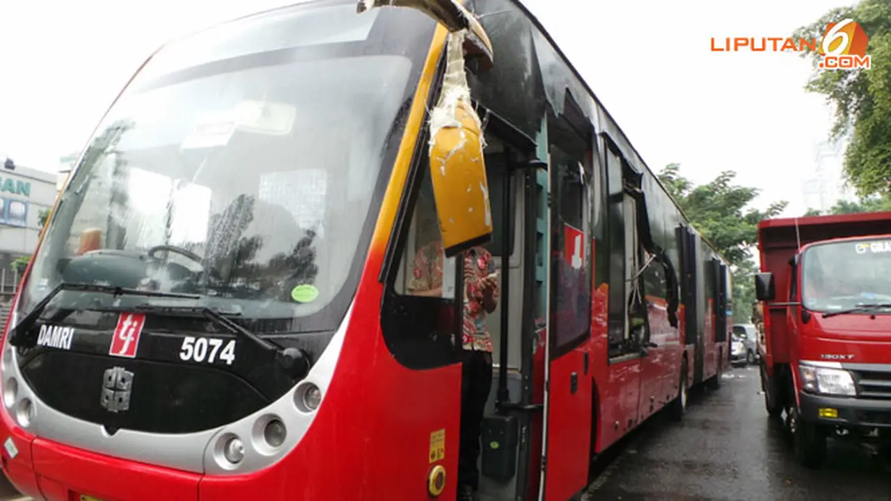 kecelakaan-busway-130704b.jpg