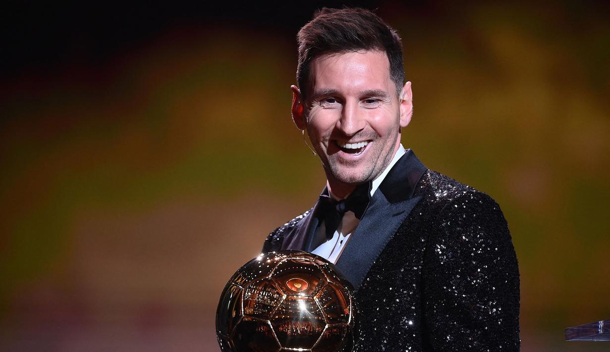 Lionel Messi tampil dengan kumis dan berewok tipis saat menerima penghargaan Ballon d'Or untuk yang ketujuh kalinya. Raihan Ballon d'Or yang ketujuhnya pada tahun 2021 ini sekaligus menjadi yang terakhir bersama Barcelona, karena pada awal musim 2021/2022 ia memutuskan hijrah ke PSG. (AFP/Franck Fife)