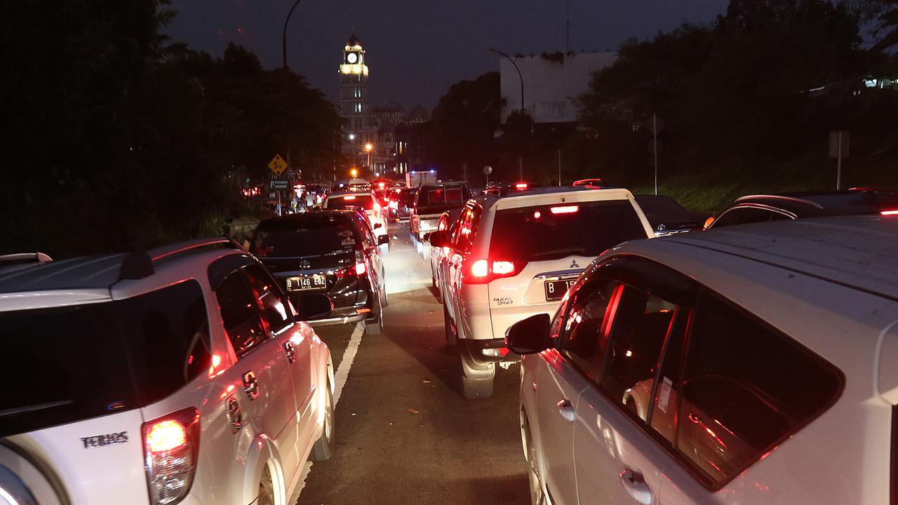 Niat Berwisata, Pengunjung Puncak Malah Tidur di Jalan Puncak Akibat Macet Total