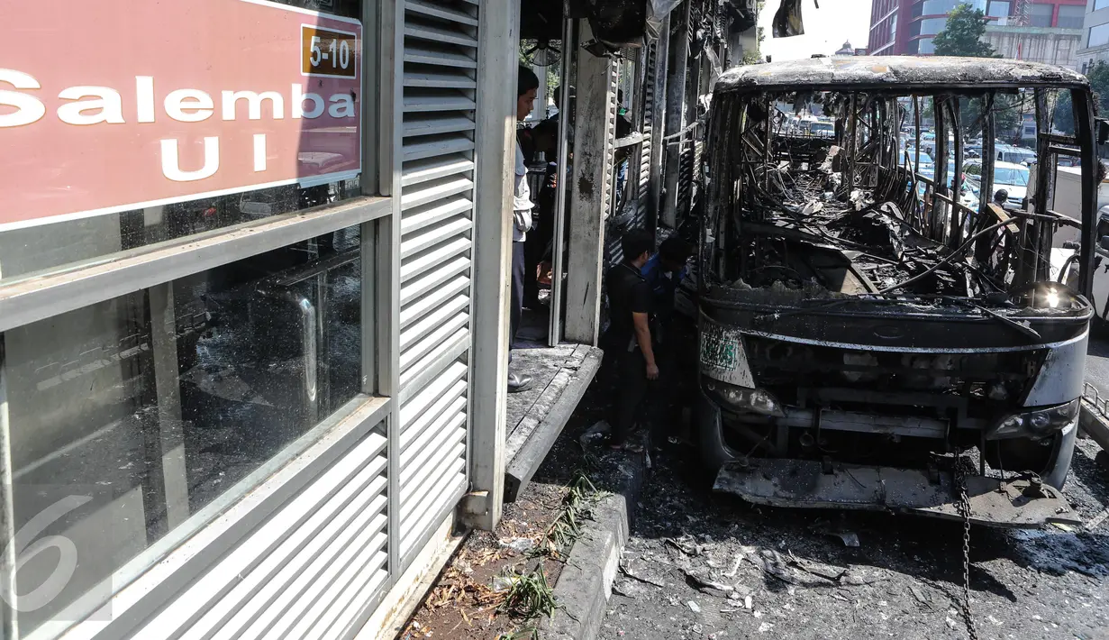 Kondisi bus Transjakarta yang terbakar di depan Halte UI Salemba, Jakarta, Jumat (7/3/2015). Bus gandeng Transjakarta koridor V Ancol - Kampung Melayu tersebut terbakar sekitar pukul 08.30 WIB dan tidak menelan korban jiwa. (Liputan6.com/Faizal Fanani)