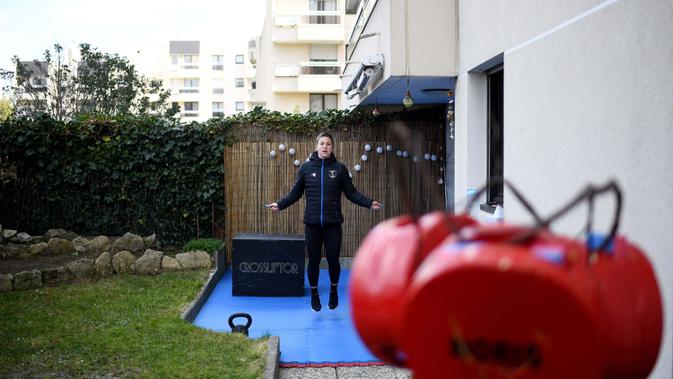 Alexandra Recchia berlatih di taman rumahnya di L'Hay-les-Roses, dekat Paris, Prancis, 3 April 2020. Juara dunia karate sebanyak lima kali ini tetap berlatih selama karantina wilayah atau lockdown untuk mencegah penyebaran virus corona COVID-19 di Prancis. (Photo by FRANCK FIFE/AFP)