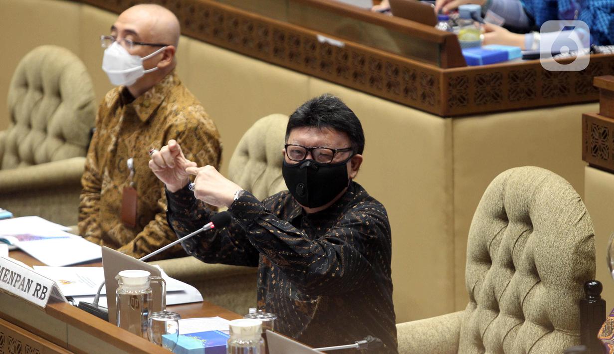 Menteri Pendayagunaan Aparatur Negara dan Reformasi Birokrasi (PANRB) Tjahjo Kumolo mengikuti rapat kerja dengan Komisi II DPR di Kompleks Parlemen, Senayan, Jakarta, Rabu (24/3/2021). Rapat kerja tersebut membahas rekrutmen CPNS tahun 2021. (Liputan6.com/Angga Yuniar)