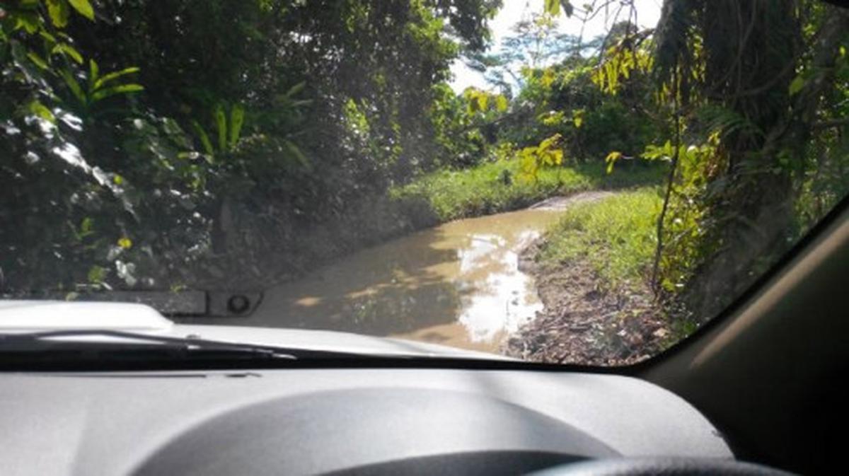 Lintasi medan berat, mobil offroad di Tambrauw berubah jadi taksi