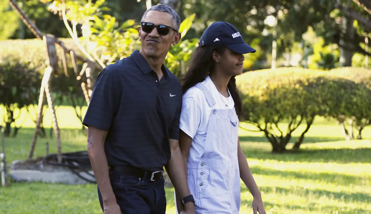 Presiden Amerika Serikat, Barack Obama berkekspresi didepan wartawan yang mengikutinya di kebun binatang Honolulu, Hawaii, (2/1). Barack Obama mengajak serta putrinya untuk menghabiskan liburan tahun baru. (REUTERS / Jonathan Ernst)