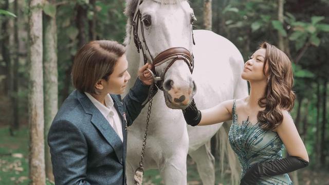 Gaya Pemotretan Jordi Onsu dan Frislly Herlind Bersanding Dengan Kuda. (Sumber: Instagram/fdphotography90)