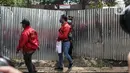 Penyidik Bareskrim Polri saat menyegel rumah yang diduga milik Indra Kesuma atau Indra Kenz di Cluster Narada Sutera Alam Sutera, Serpong Utara, Tangerang Selatan, Jumat (18/3/2022). Bareskrim terus mengejar aliran dana Indra Kenz dalam kasus investasi bodong dan penipuan. (Liputan6.com/JohanTallo)