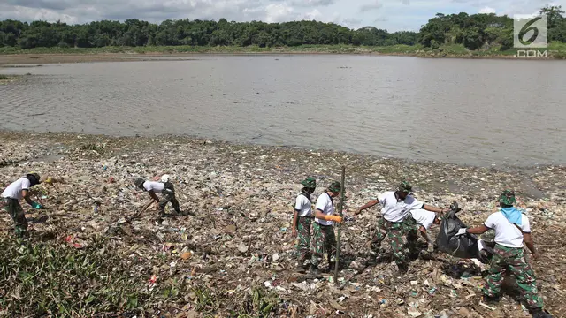 Peringati HUT ke-72, Personil TNI AL Bersihkan Sungai Citarum