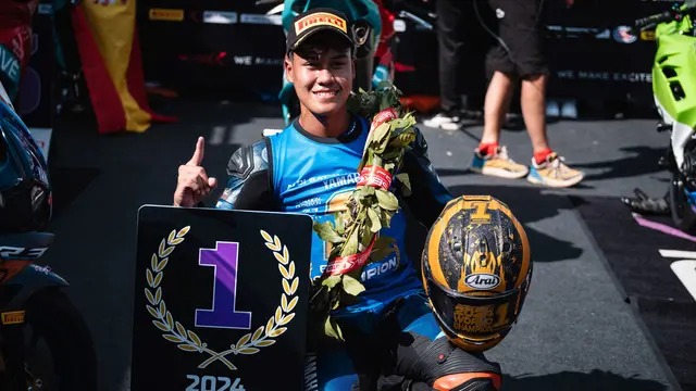 Aldi Satya Mahendra Foto bersama Plakat Juara World Supersport 300.