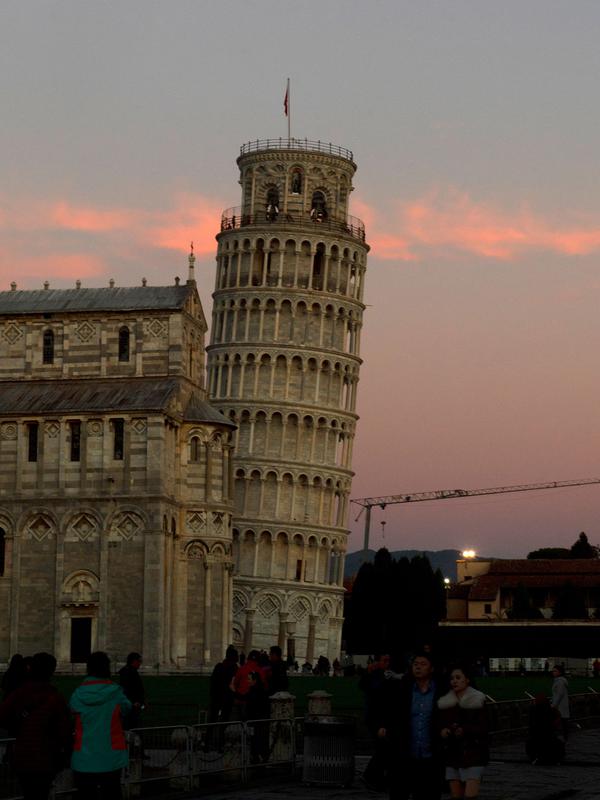 Gambar pada 28 November 2018 menunjukkan Menara Pisa di kota Pisa, Tuscany, Italia. Kemiringan Menara Pisa yang tersohor kini telah stabil setelah sedikit diluruskan dalam upaya menyelamatkan situs pariwisata ternama dunia itu. (Tiziana FABI / AFP)