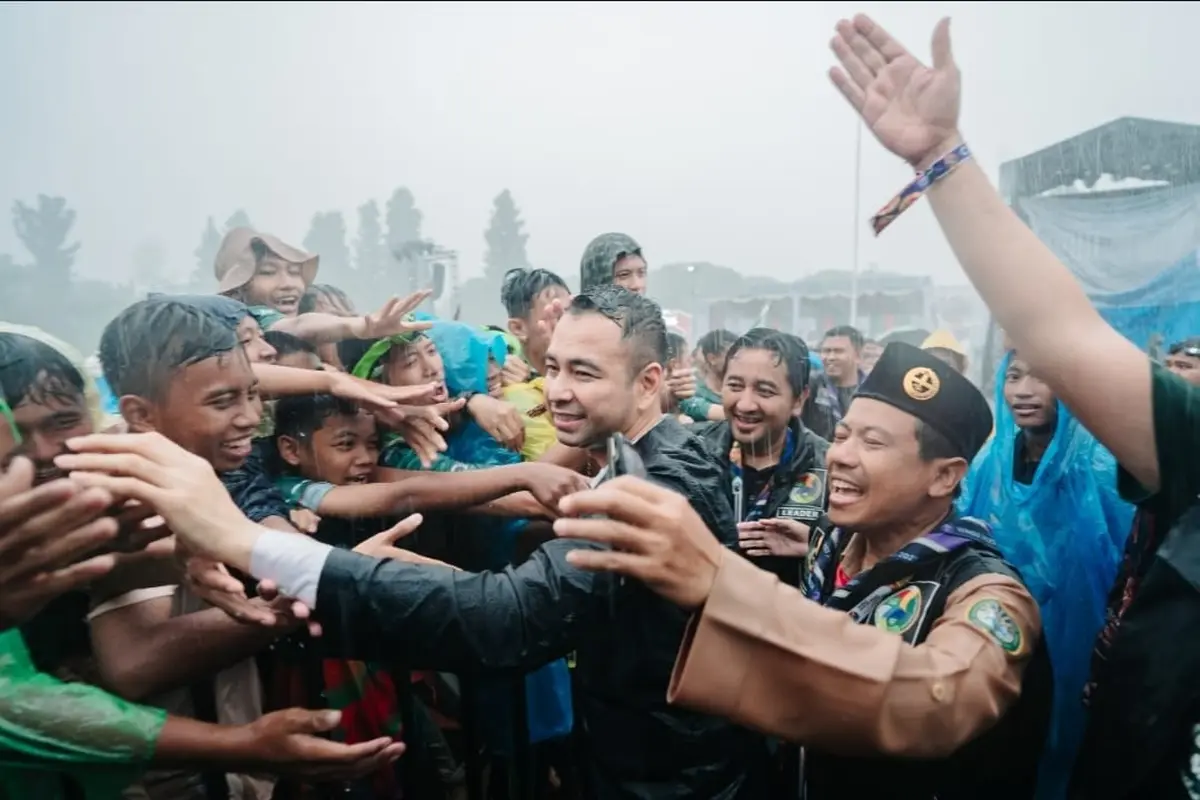Utusan Khusus Presiden Bidang Pembinaan Generasi Muda dan Pekerja Seni, Raffi Ahmad, hadir memberi semangat para peserta World Moslem Scout Jamboree (WMSJ) 2025 di Bumi Perkemahan Cibubur, Jakarta Timur. (Istimewa)