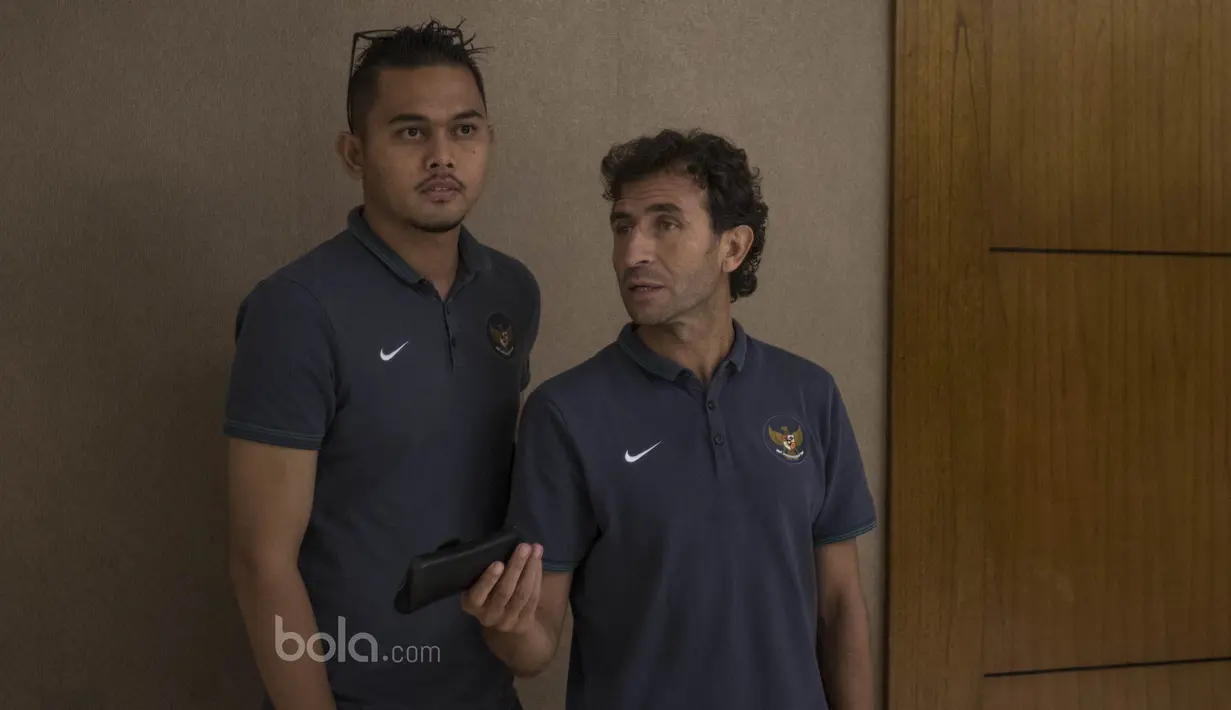 Luis Milla didampingi penerjemahnya Bayu Eka tampak kecewa menunggu acara jumpa pers yang tidak tepat waktu. (Bola.com/Vitalis Yogi Trisna)
