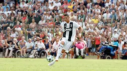 Cristiano Ronaldo berusaha mengontrol bola saat pertandingan persahabatan antara Juventus A dan tim B di Villar Perosa, Italia utara, (12/8). Pertandingan dimenangkan tim utama Juventus dengan skor 5-0. (AP Photo/Antonio Calanni)