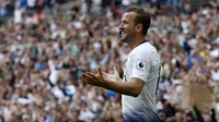 Striker Tottenham Hotspur, Harry Kane, merayakan gol ke gawang Fulham pada laga Premier League di Wembley, Sabtu (18/8/2018). (AFP/Ian Kington)