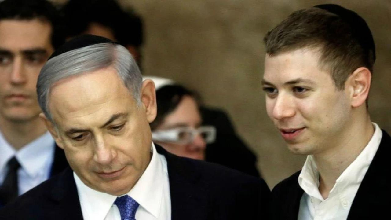 PM Israel Benjamin Netanyahu (kiri) dan putranya, Yair Netanyahu (AFP PHOTO)