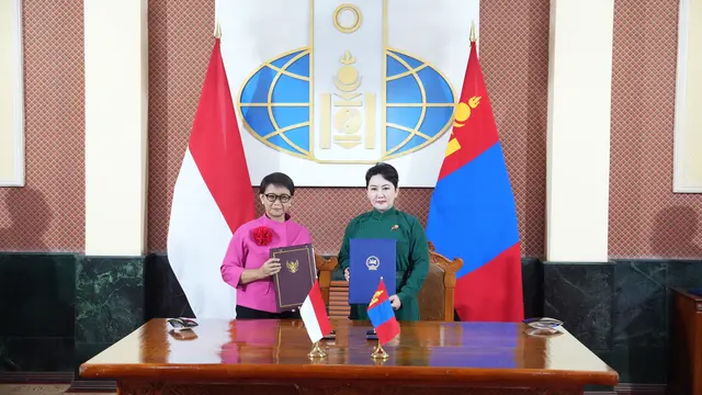 Menlu RI Retno Marsudi (kiri) dan Menlu Mongolia Battsetseg Batmunkh (kanan) dalam kunjungan kerja ke Ulaanbaatar pada 28 Juni 2023. (Dok: Kemlu RI)