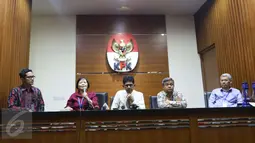 KPK menggelar konferensi pers usai menerima perwakilan dari Forum Rektor dan Guru Besar Antikorupsi, Jakarta, Jumat (17/3). Forum tersebut memberikan dukungan kepada KPK dan menolak revisi UU KPK. (Liputan6.com/Helmi Afandi)