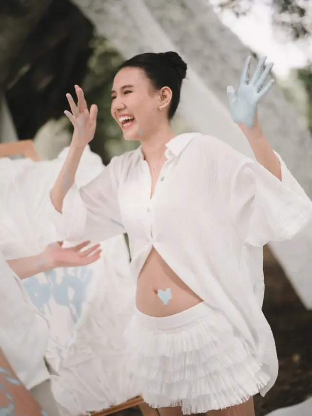 Serasi Berbusana Putih, Angga Yunanda dan Shenina Cinnamon Rayakan Calon Putra Pertama