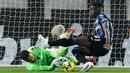 Pemain Atalanta Duvan Zapata (kanan) beraksi melawan kiper Empoli pada pertandingan sepak bola Serie A Liga Italia di Stadion Gewiss, Bergamo, Italia, Jumat (17/3/2023). (Spada/LaPresse via AP)