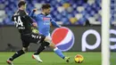 Penyerang Napoli, Dries Mertens berebut bola dengan bek Empoli, Ardian Ismajli dalam laga pekan ke-17 Serie A Liga Italia di Stadion San Paolo pada Senin (13/12) dini hari WIB. Napoli secara mengejutkan tumbang di markas sendiri saat menjamu Empoli, 0-1. (Alessandro Garofalo/LaPresse via AP)