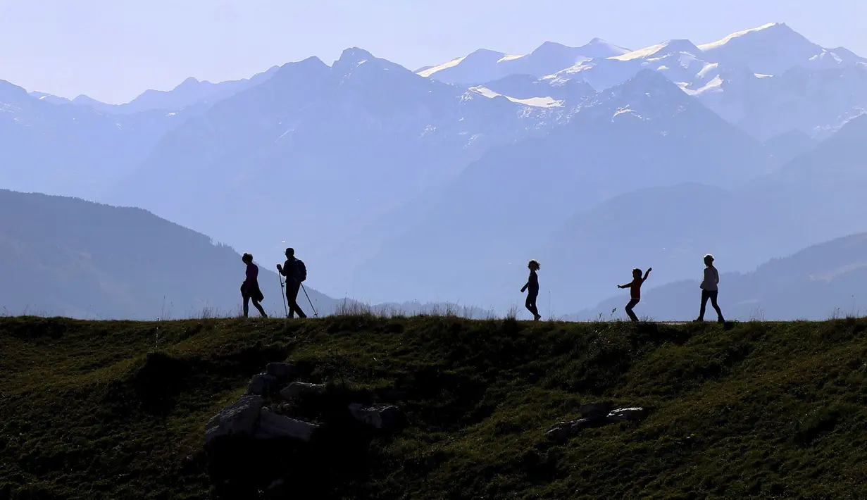 Orang-orang berjalan dari gunung 'Kitzbuheler Horn' (1.996 meter) di pegunungan Alpen dekat Kitzbuhel, Austria (27/10/2019). Kitzbühel ialah sebuah kota di Tirol, Austria. (AP Photo/Matthias Schrader)