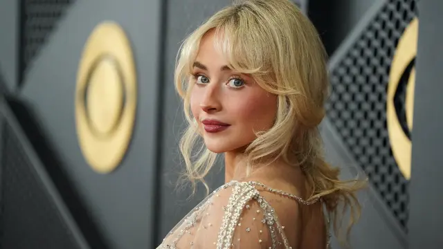 Gaya Makeup dan Rambut Sabrina Carpenter saat Hadir di Grammy Awards 2026. [Copyright AP]
